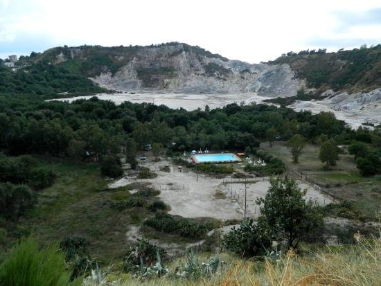 Un camping dans le cratère d'un volcan près de Naples