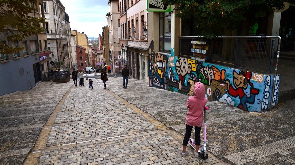 Explorer la Croix-Rousse : entre histoire ouvrière, art vivant et douceur de vivre