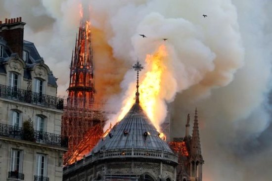 Notre Dame de Paris en feu