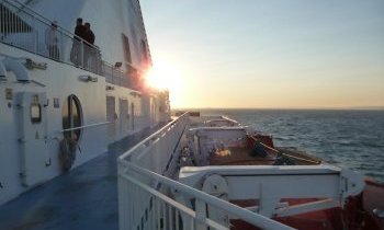 Le ferry, la solution pour traverser les mers sans avion 