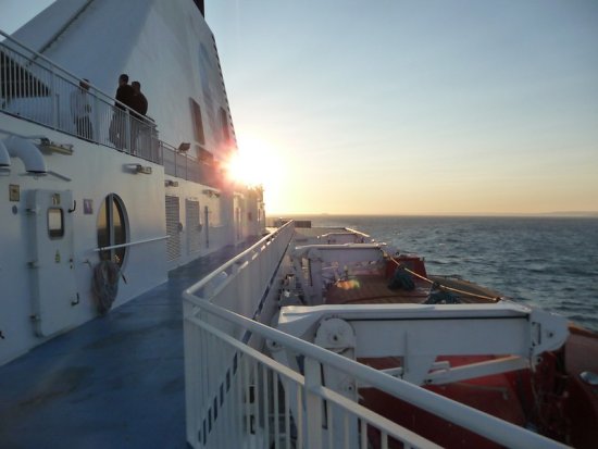 Le ferry, la solution pour traverser les mers sans avion 